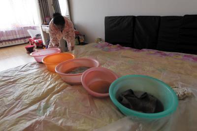 通河楼上漏水，住户失联，小区没物管，业主维权难！律师来支招……